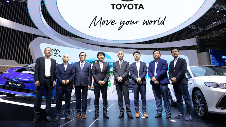 Otosaigon-Ban lãnh đạo Toyota Việt Nam tại triển lãm Ô tô Việt Nam.jpg
