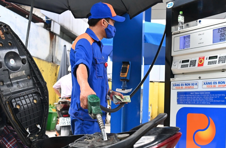 Giá xăng dầu hôm nay: Thế giới giảm, dự đoán giá xăng trong nước sẽ tăng nhẹ?