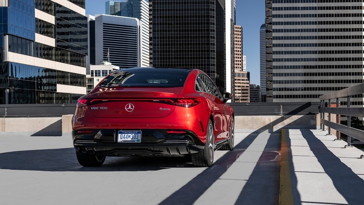 Mercedes EQE Sedan 2023 báo giá từ 75.000 USD, quyết không để Tesla "một mình một chợ"