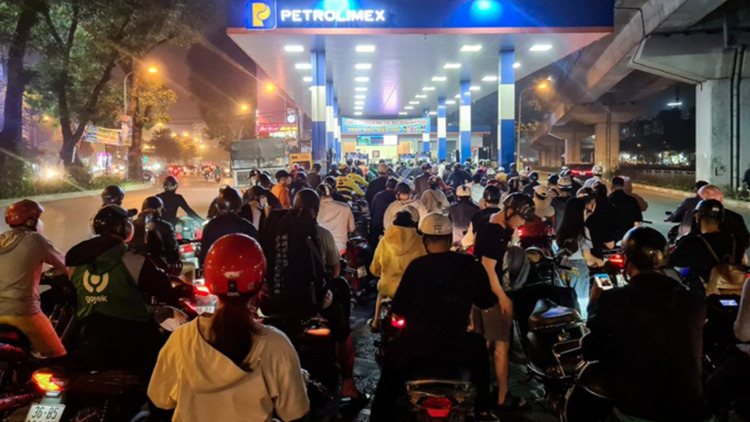Trước ngày điều chỉnh giá, 0h đêm người dân Hà Nội vẫn xếp hàng dài để mua xăng