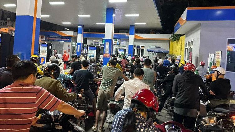 Trước ngày điều chỉnh giá, 0h đêm người dân Hà Nội vẫn xếp hàng dài để mua xăng