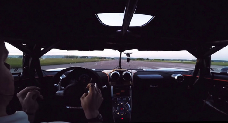 Koenigsegg One:1 phá kỷ lục “Chạy 1 mạch 0-300 km/h” mà không cầm tay lái