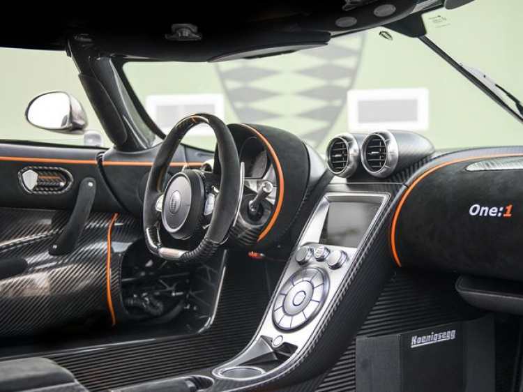 Koenigsegg One:1 phá kỷ lục “Chạy 1 mạch 0-300 km/h” mà không cầm tay lái