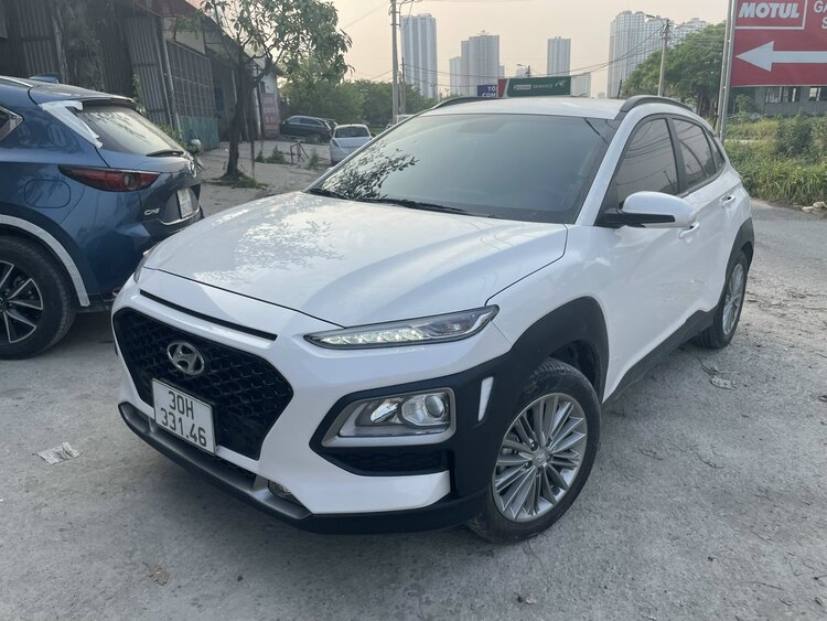 Hyundai Kona màu trắng đáng yêu - tiêu chuẩn 2021 chính hãng, cần bán ngay. Mang đến cho bạn không gian riêng tư, nội thất sang trọng và ngoại thất thời thượng. Hãy khám phá những tính năng tuyệt với của Kona màu trắng qua những bức hình đẹp và thu hút.