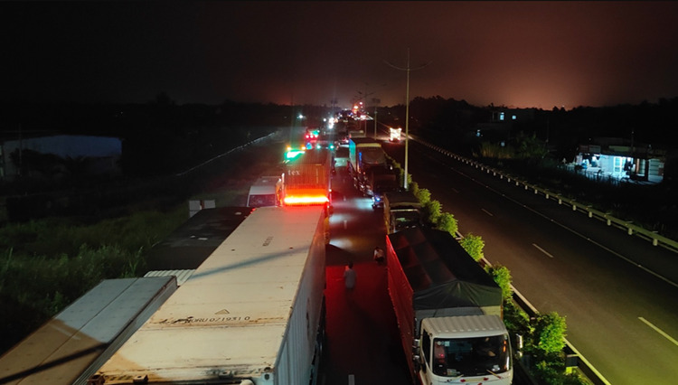 Giao thông trên cao tốc TP.HCM - Trung Lương tê liệt hơn 10 km sau tai nạn
