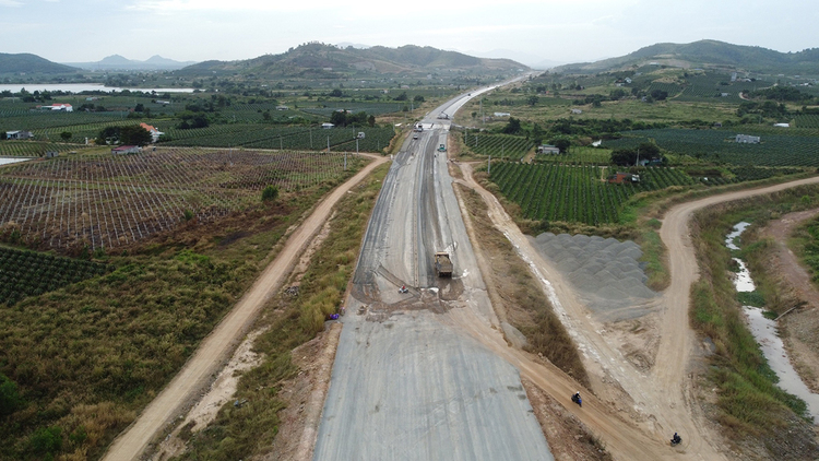 Cận cảnh 2 dự án cao tốc qua Bình Thuận hiện tại: Có kịp thông xe kỹ thuật sau 40 ngày nữa?