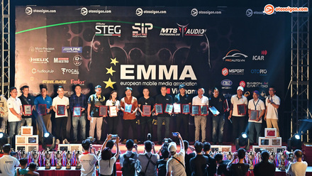 Otosaigon-EMMA Mien Bac - Trao Ky Niem Chuong.jpg