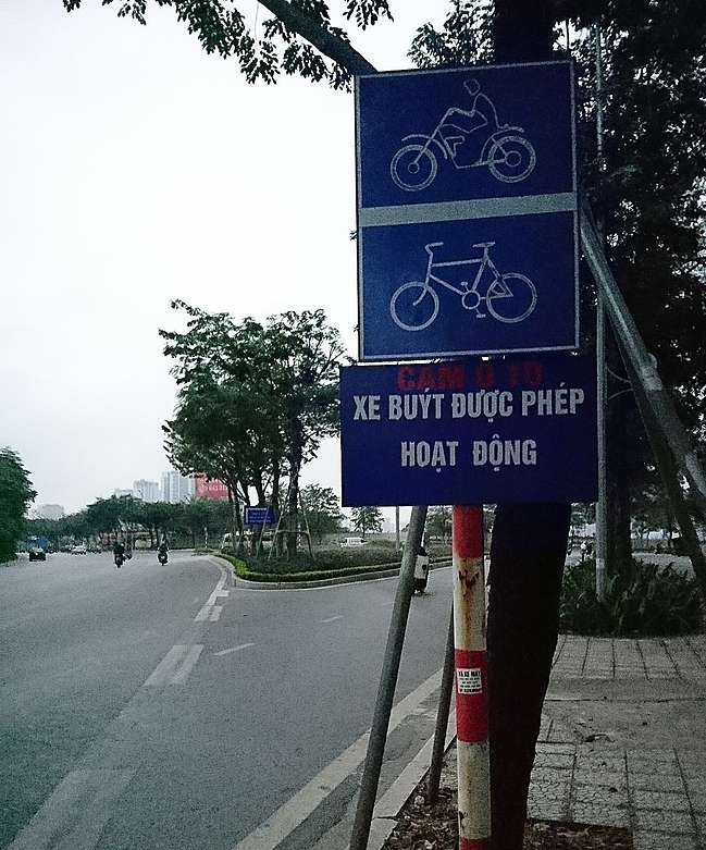 Xin hỏi biển báo làn đường này hiểu thế nào? chạy sao cho đúng? Xin hỏi biển báo làn đường này hiểu thế nào? chạy sao cho đúng?