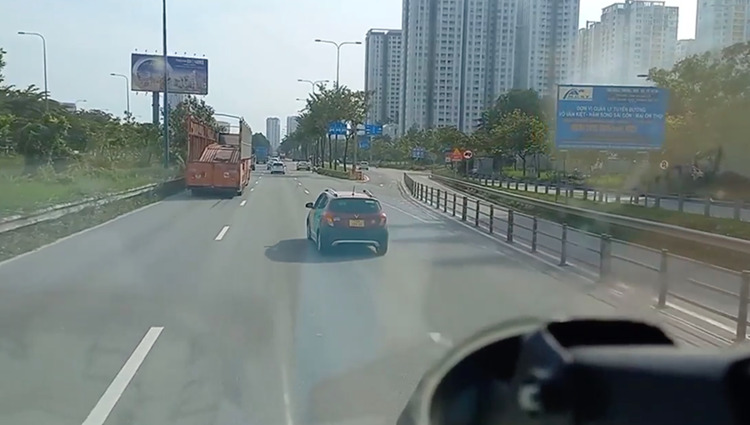 Đường rẽ từ Xa lộ Hà Nội hướng về Mai Chí Thọ đã chia rõ ràng làn ô tô, làn xe máy