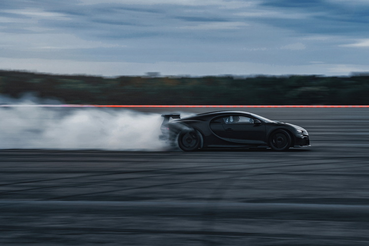 Bugatti-Chiron-Pur-Sport-Drifting-The-C-8.jpg