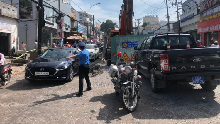 Cận Tết, nhiều nơi ở TPHCM tắc đường vì "lô cốt" ngổn ngang, bóp nghẹt giao thông