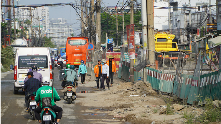 Cận Tết, nhiều nơi ở TPHCM tắc đường vì "lô cốt" ngổn ngang, bóp nghẹt giao thông