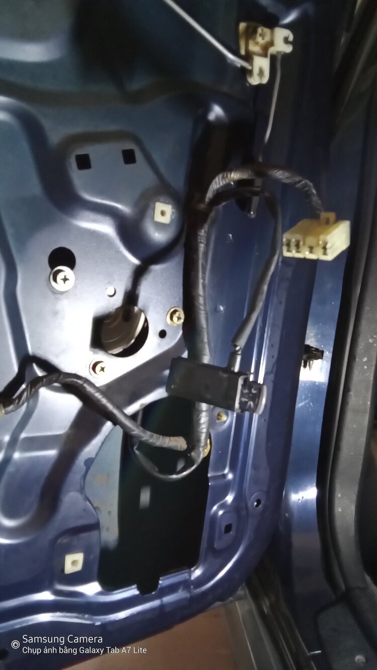 Em tự đại tu xe Mitsubishi 26 năm tuổi. Em tự đại tu xe Mitsubishi 26 năm tuổi.
