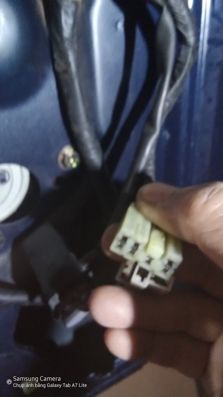 Em tự đại tu xe Mitsubishi 26 năm tuổi. Em tự đại tu xe Mitsubishi 26 năm tuổi.