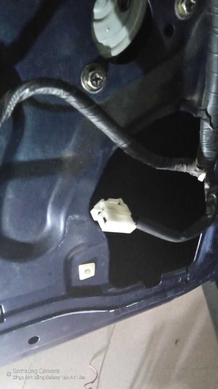 Em tự đại tu xe Mitsubishi 26 năm tuổi. Em tự đại tu xe Mitsubishi 26 năm tuổi.