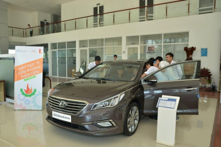 Sinh viên thực hành trên xe Hyundai Thành Công