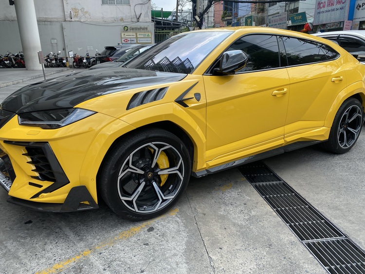Lạ mắt với Lamborghini Urus độ thân rộng Mansory Venatus tại Việt Nam