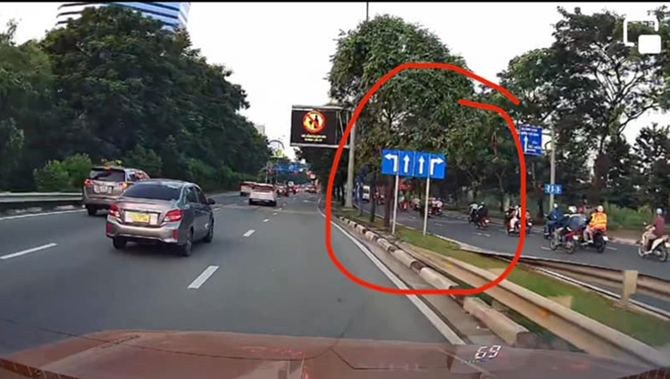 Đi thẳng nhưng dừng đèn đỏ ở làn rẽ phải, rẽ trái ảnh hưởng nguyên đoàn xe phía sau