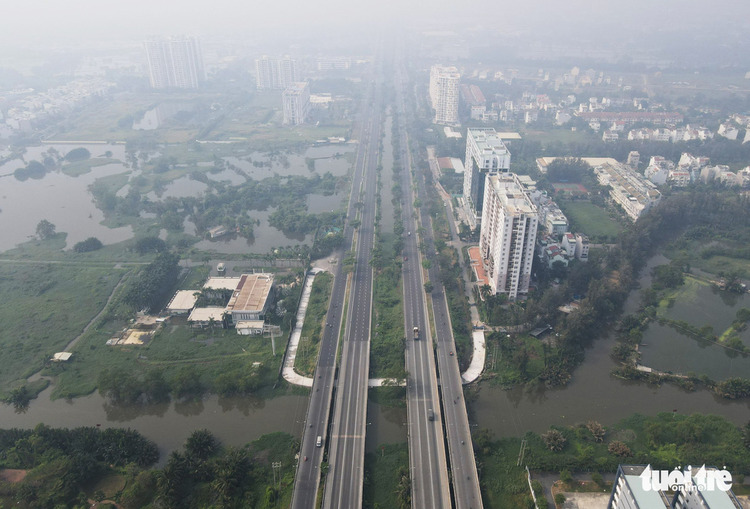 Nên mua Conic Skyway / Happy City hay Terra Rosa?