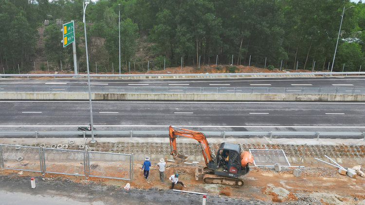 Cận cảnh cao tốc Cam Lộ - La Sơn dài gần 100 km trước ngày khánh thành vào 31/12
