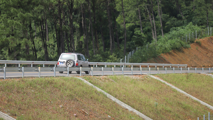 Cận cảnh cao tốc Cam Lộ - La Sơn dài gần 100 km trước ngày khánh thành vào 31/12