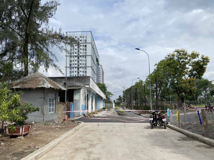 Nên mua Conic Skyway / Happy City hay Terra Rosa?