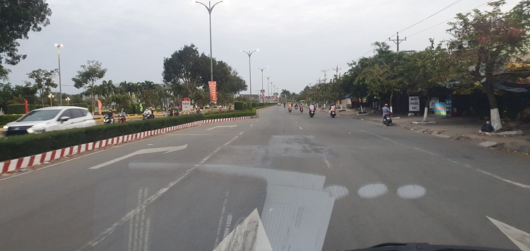 Những điểm vô lý về Biển báo & vạch kẻ đường tại VN Những điểm vô lý về Biển báo & vạch kẻ đường tại VN