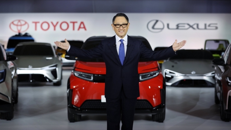 CEO Toyota từ chức vì chậm làm ô tô điện