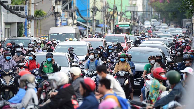 Đường phố TP HCM, Hà Nội ùn tắc trong ngày đầu tuần đi làm, đi học sau Tết