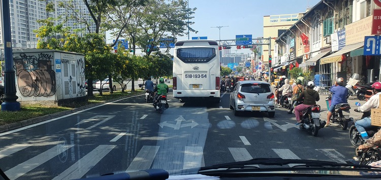 Những điểm vô lý về Biển báo & vạch kẻ đường tại VN Những điểm vô lý về Biển báo & vạch kẻ đường tại VN