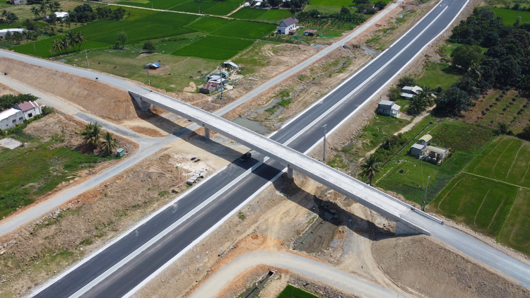 Cận cảnh dự án cao tốc Nha Trang - Cam Lâm do Tập đoàn Sơn Hải thực hiện vượt tiến độ 3 tháng