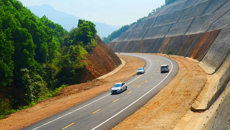 Đường cao tốc La Sơn – Túy Loan 