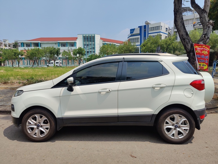 Ford EcoSport 1.5 AT trắng hạt dẻ