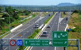 Cần lắm CSGT xử phạt xe chạy chậm nhưng chiếm làn trái Cần lắm CSGT xử phạt xe chạy chậm nhưng chiếm làn trái