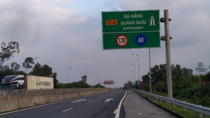 Cần lắm CSGT xử phạt xe chạy chậm nhưng chiếm làn trái Cần lắm CSGT xử phạt xe chạy chậm nhưng chiếm làn trái