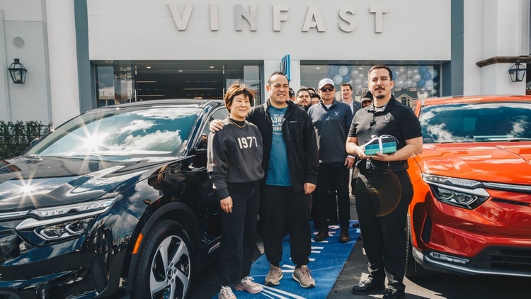 VinFast chính thức bàn giao xe VF8 cho những khách hàng Mỹ đầu tiên