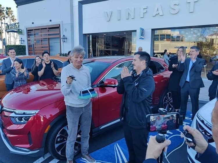 VinFast chính thức bàn giao xe VF8 cho những khách hàng Mỹ đầu tiên