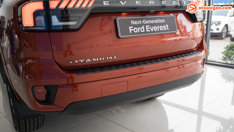 Soi chi tiết Ford Everest Titanium 4x2 2023 giá 1,286 tỷ đồng tại đại lý, vì sao là bản ăn khách nhất của Everest?
