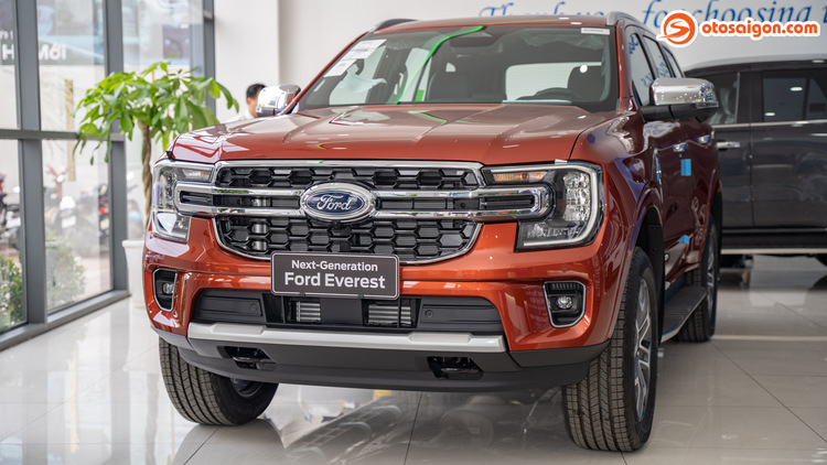 Soi chi tiết Ford Everest Titanium 4x2 2023 giá 1,286 tỷ đồng tại đại lý, vì sao là bản ăn khách nhất của Everest?