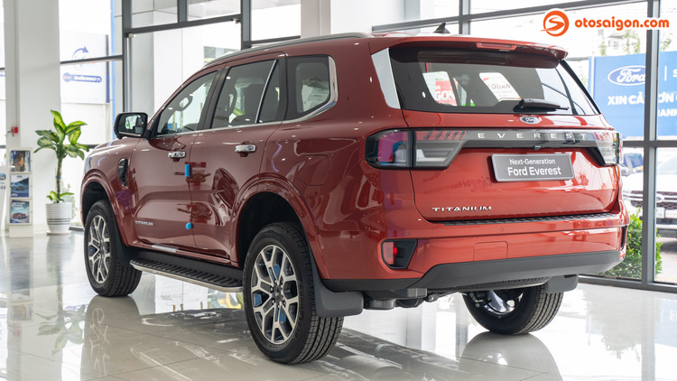 Soi chi tiết Ford Everest Titanium 4x2 2023 giá 1,286 tỷ đồng tại đại lý, vì sao là bản ăn khách nhất của Everest?