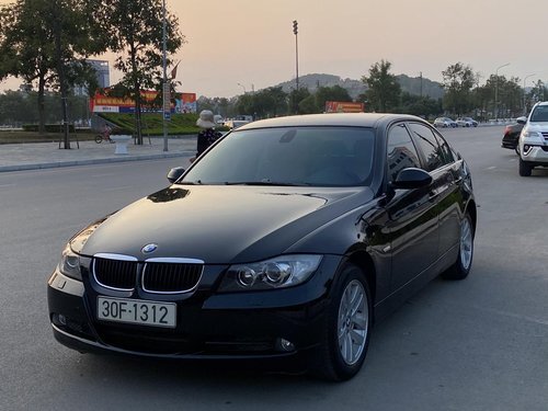 BMW 320i 2017  Màu đen nội thất đen