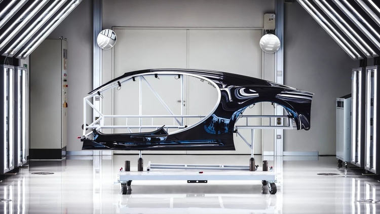Chiến thần Bugatti mất tới 700 giờ để sơn thủ công một chiếc xe