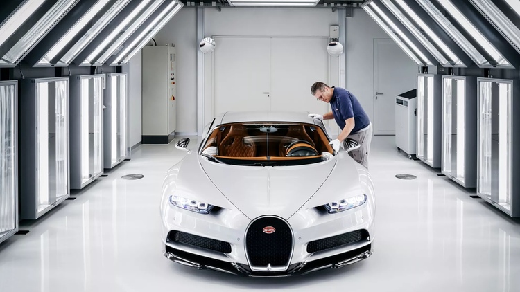 Chiến thần Bugatti mất tới 700 giờ để sơn thủ công một chiếc xe