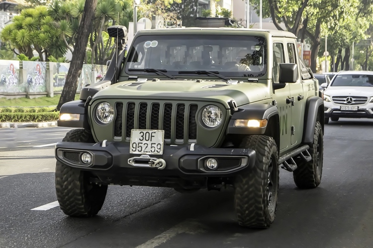 Vua Cà Phê Đặng Lê Nguyên Vũ chia sẻ về Jeep Gladiator: Qua tự lái từ Daklak xuống TP. HCM
