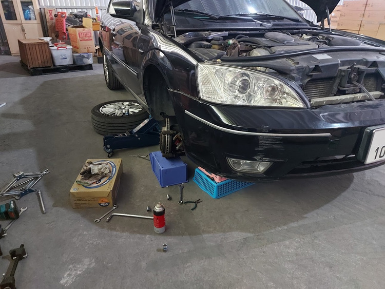 Kiểm tra xe cũ Ford Mondeo 2003 - Đẳng cấp một thời, sau 20 năm giá chỉ hơn trăm triệu Kiểm tra xe cũ Ford Mondeo 2003 - Đẳng cấp một thời, sau 20 năm giá chỉ hơn trăm triệu