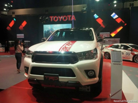 2016-Toyota-Hilux-Revo-TRD-Sportivo-front-900x675.jpg