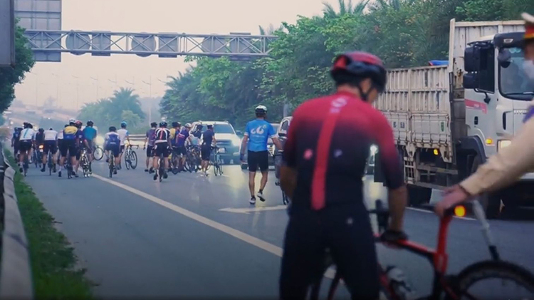 Vì sao CSGT ở xứ mình không phạt hoặc ít phạt người đi xe đạp?