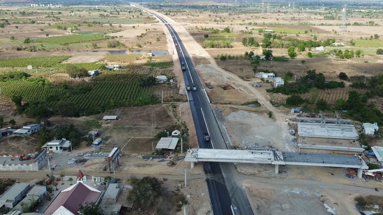 Cận cảnh dự án cao tốc Phan Thiết - Vĩnh Hảo trước 20 ngày thông xe