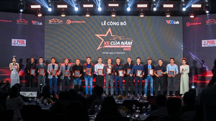 Hội đồng Giám khảo Xe Của Năm 2023 nhận kỷ niệm chương từ chương trình.jpg Hội đồng Giám khảo Xe Của Năm 2023 nhận kỷ niệm chương từ chương trình.jpg