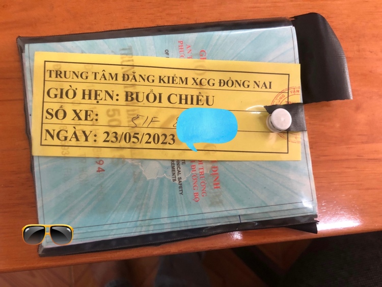 Tài xế khổ sở và "kêu trời" vì xếp hàng chờ lấy số đi đăng kiểm giữa trời nắng nóng gần 40 độ C Tài xế khổ sở và "kêu trời" vì xếp hàng chờ lấy số đi đăng kiểm giữa trời nắng nóng gần 40 độ C